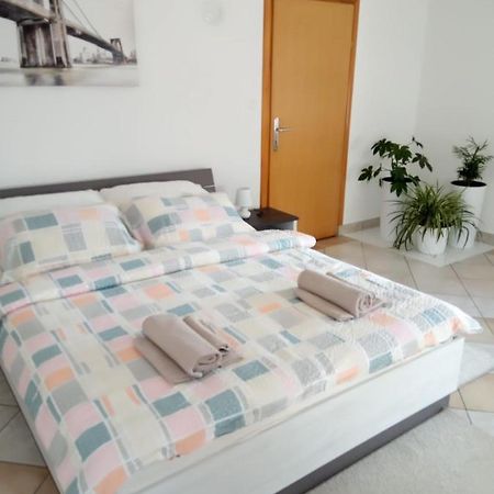 Studio Apartman Kika Otocac Exterior photo